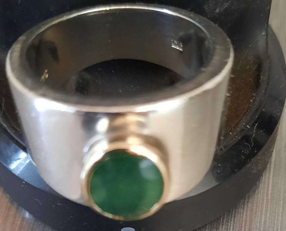 Sterling silver ring with 5.35 ct emerald ring 20 mm wide