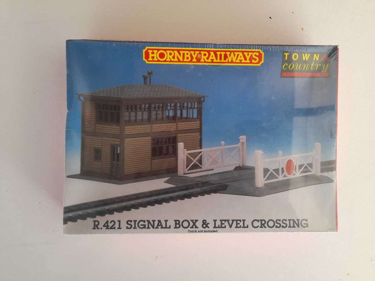 HORNBY OO signal box and crossing (NEW)