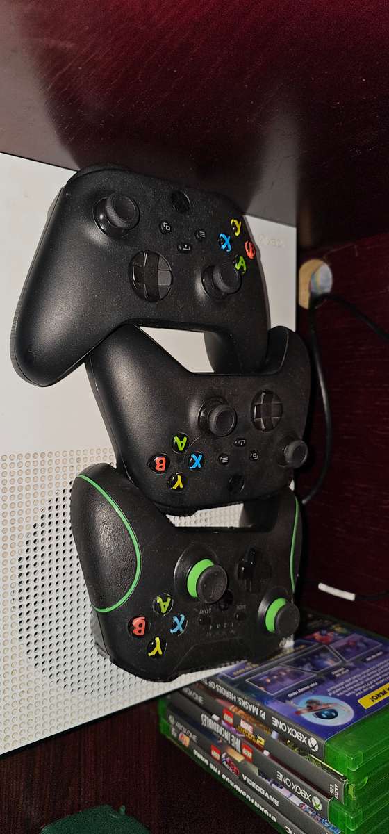 XBOX ONE S 1TB 5 games 3 controllers