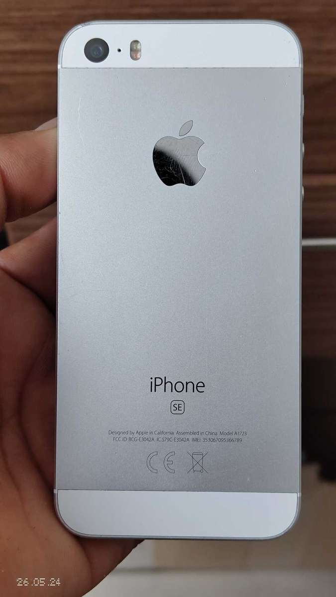Apple iPhone SE(1st Gen) 32GB silver (Lcd Has marks inside) {Pre Owned}