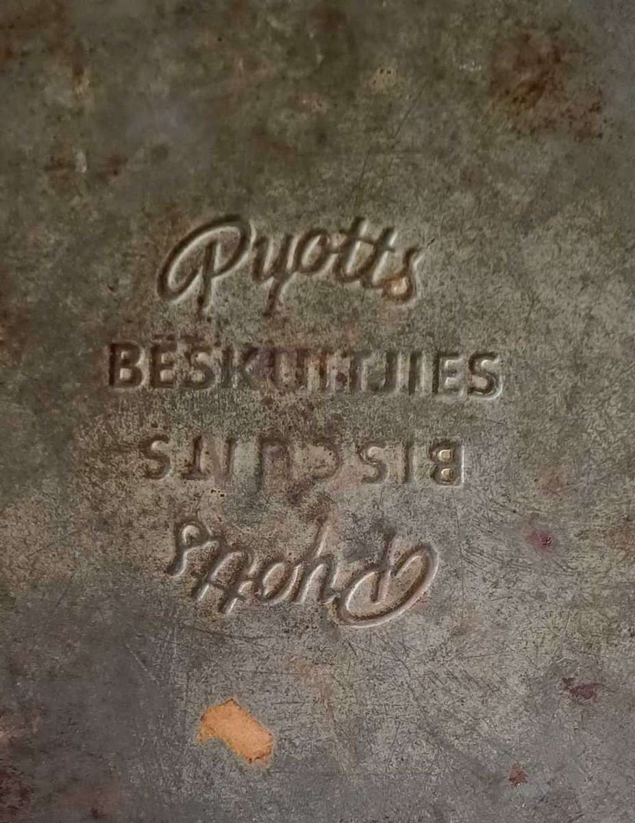 Pyotts biscuits tin
