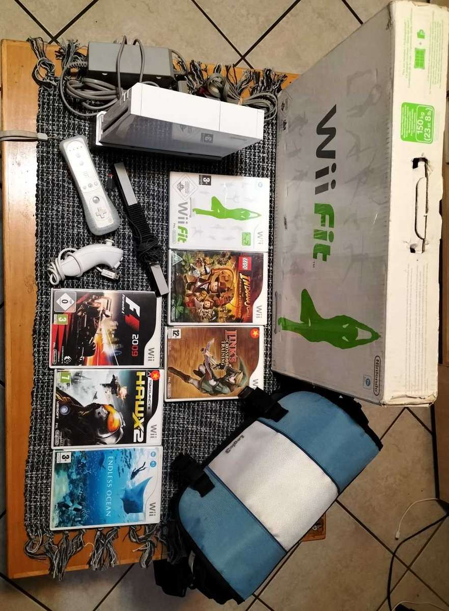 Wii Console White with X6 Wii games and Fit Board and extras (Wii)