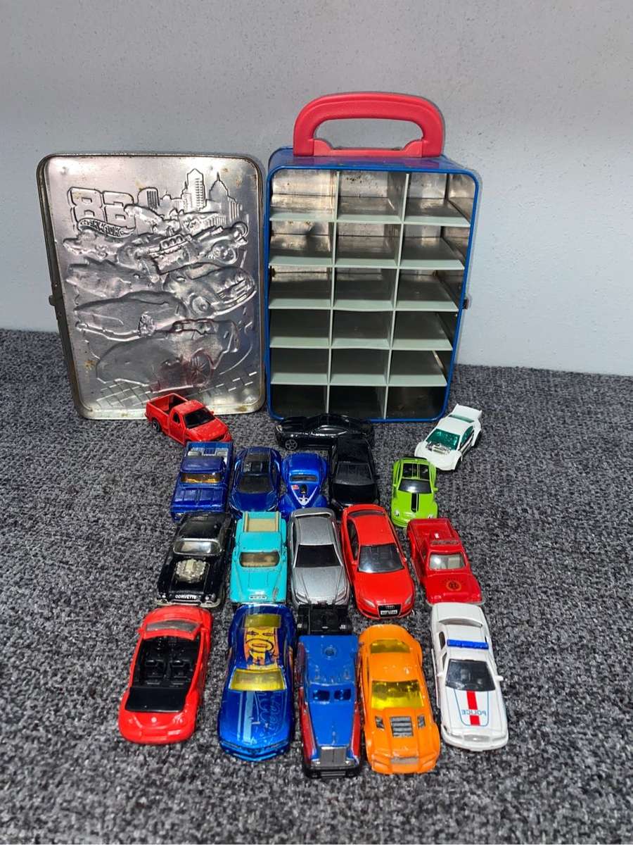 Hot wheels Tin box with 18 Die cast models