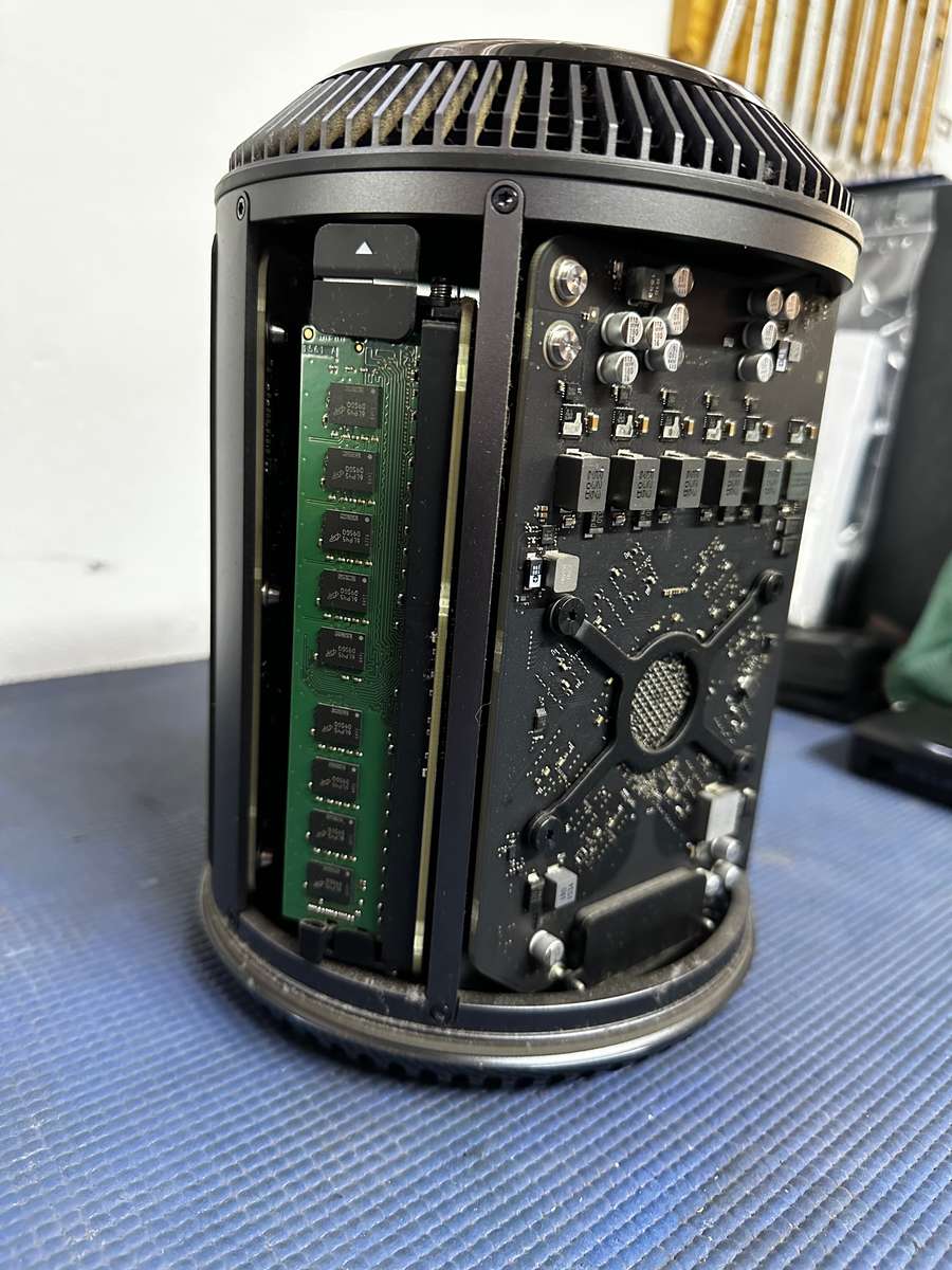 Apple Mac Pro | 3.5 GHz 6-Core Intel Xeon | 32 GB Ram plus 2 x Apple Thunderbolt 27 Displays