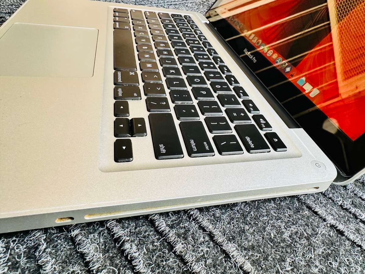 Intel Core i7 Apple MacBook Pro (13-inch, Early 2011)  640GB HDD 4GB RAM macOS 10.13.6