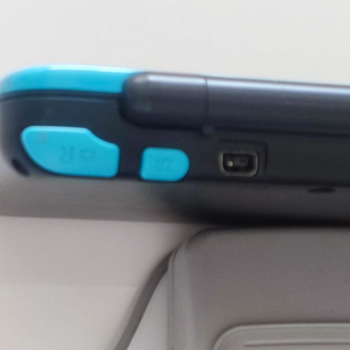 `New` Nintendo 2ds xl console with original charger and stylus, memory card included