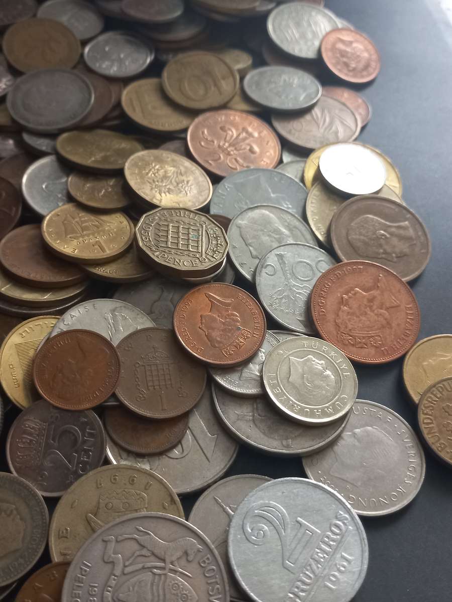 275 Mixed coins in Mari biscuit tin. Large variety