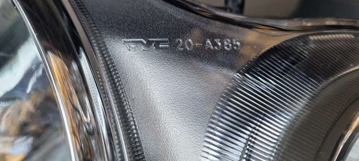 VW Polo Right Head Light (PRACTICALLY UNUSED)