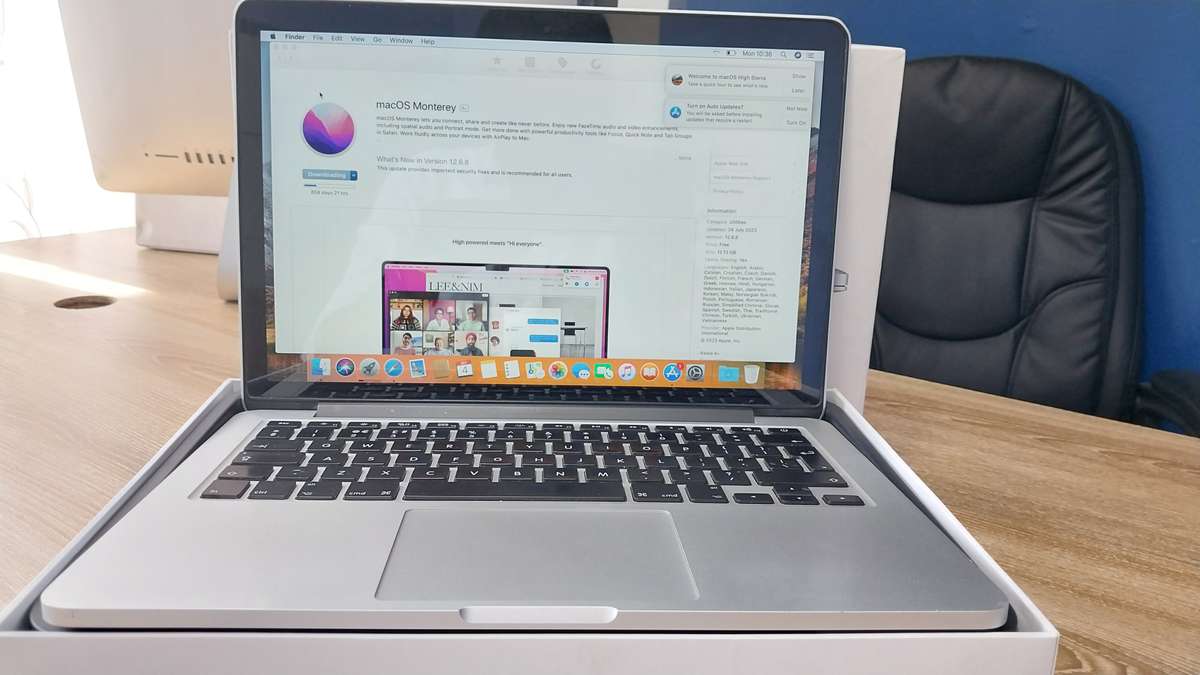 Apple macbook pro 13-inch Retina Display 2015 model core i5 8GB RAM 256GB SSD Storage