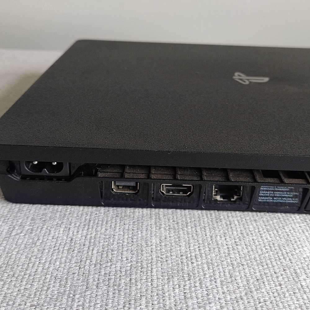 Playstation 4 Slim 1Tb +2 controllers  plus One game