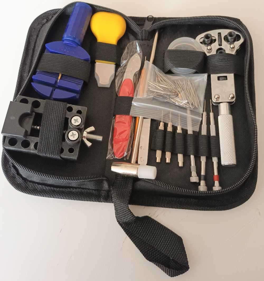 147 PIECE WATCHMAKER REPAIR TOOL KIT IN POUCH. NEW.