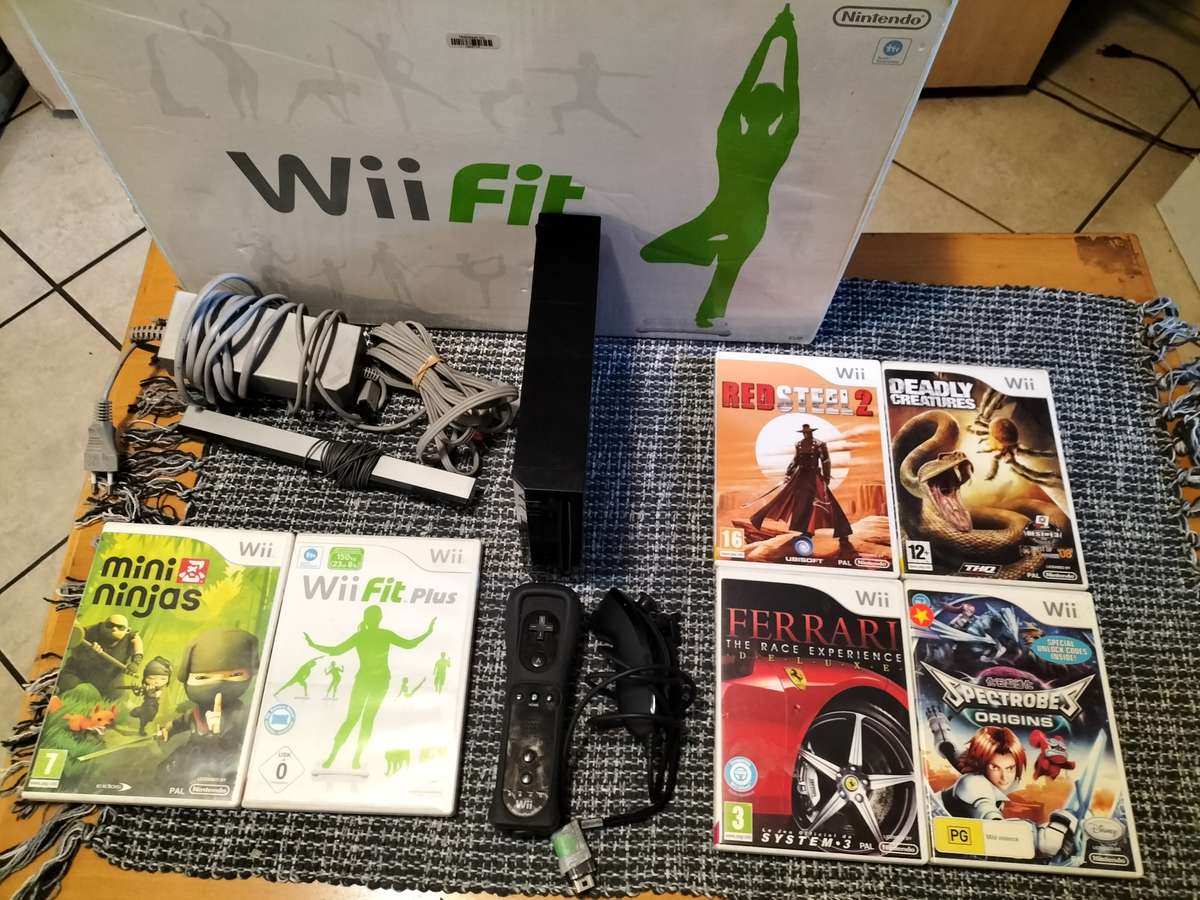 Wii Console Black with x6 Wii games and Wii Fit Board (Wii)