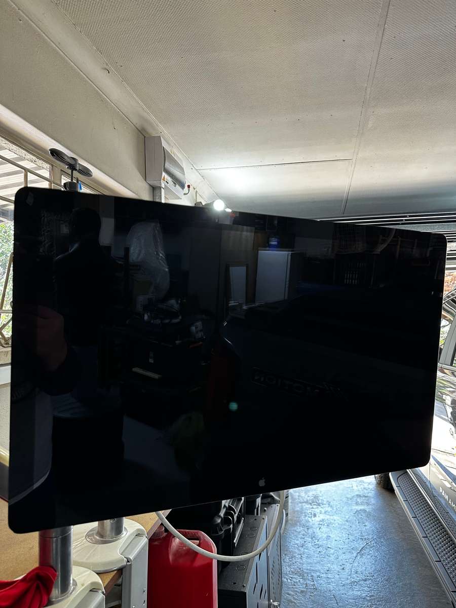 Apple Mac Pro | 3.5 GHz 6-Core Intel Xeon | 32 GB Ram plus 2 x Apple Thunderbolt 27 Displays