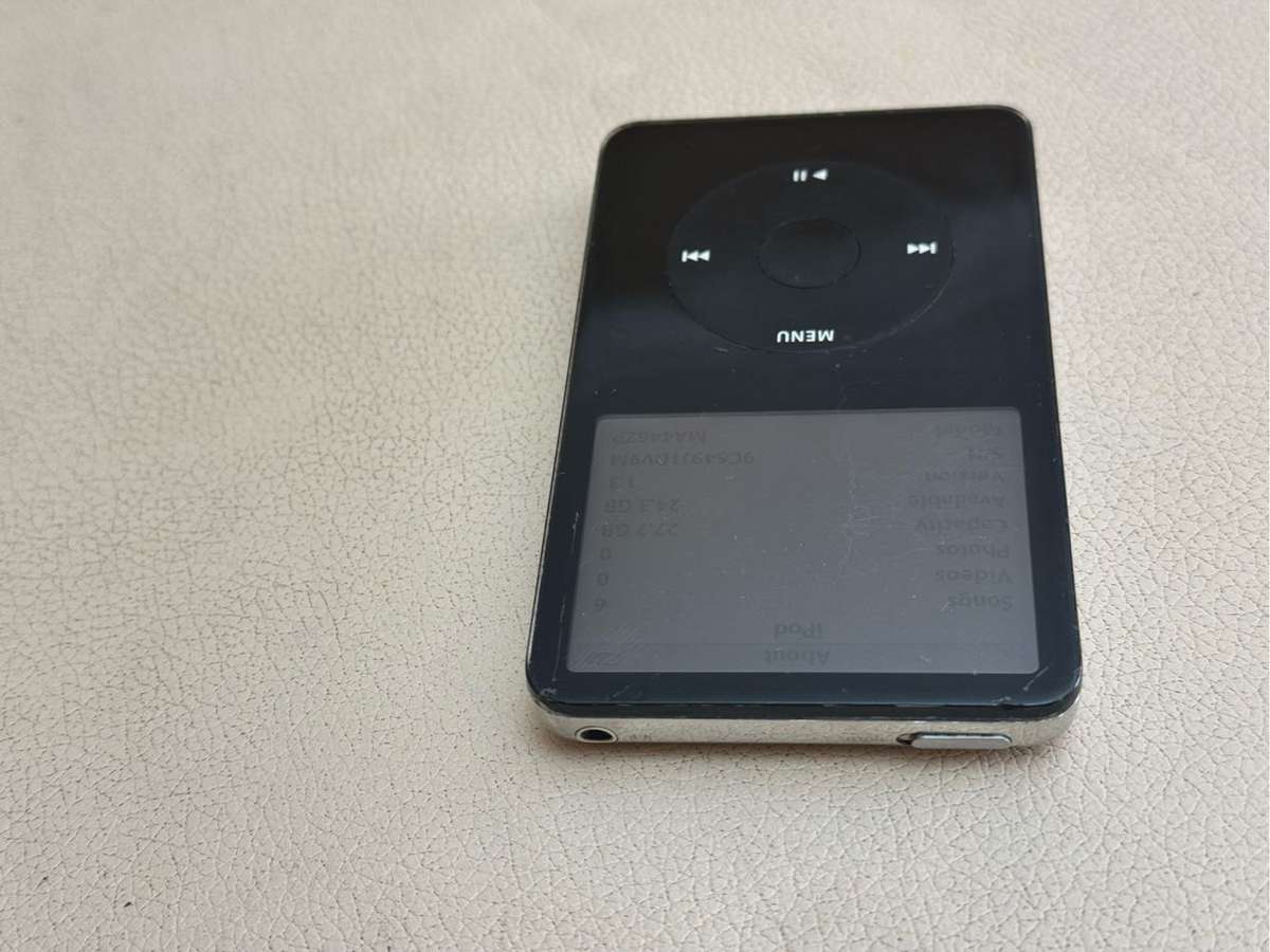 Apple iPod classic 5th Generation Black MA446ZP - 30GB