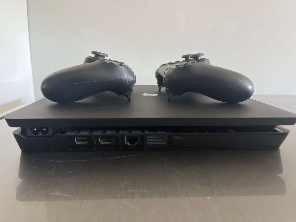 PlayStation 4 incl. 2 controllers