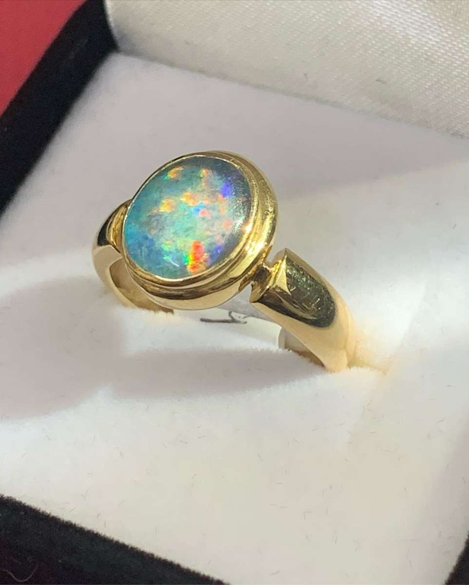Stunning 18ct Yellow Gold and Triplet Opal Ring