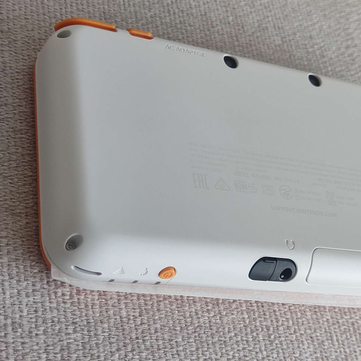 `New` Nintendo 2ds xl Console with original charger +box