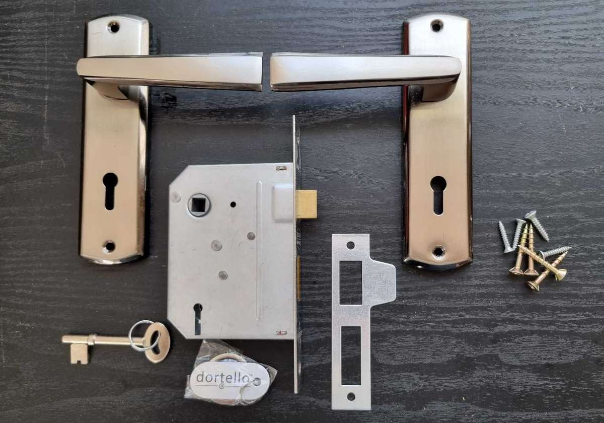 Dortello lockset with door handles