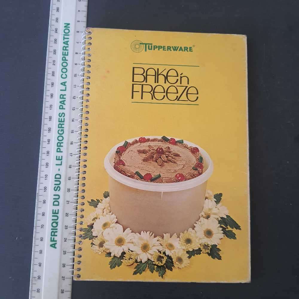 Tupperware bak en vries ,bake n freeze book in English and afrikaans