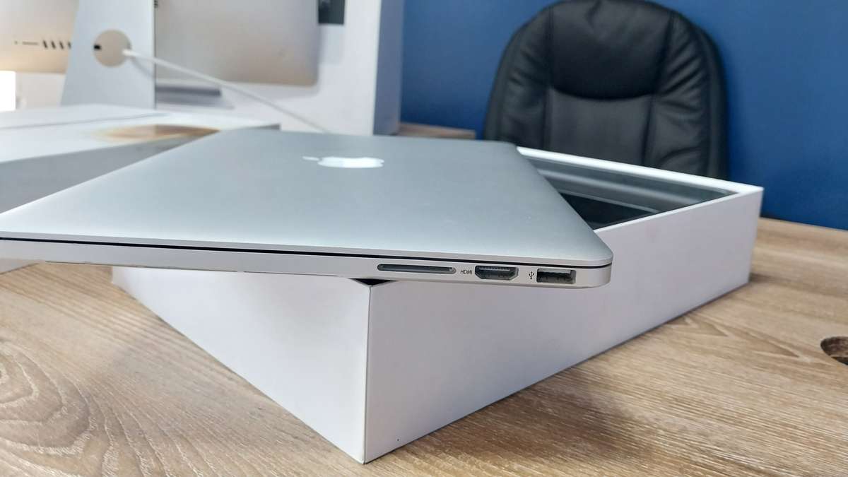 Apple macbook pro 13-inch Retina Display 2015 model core i5 8GB RAM 256GB SSD Storage