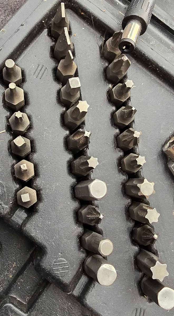 Cordless screwdriver set