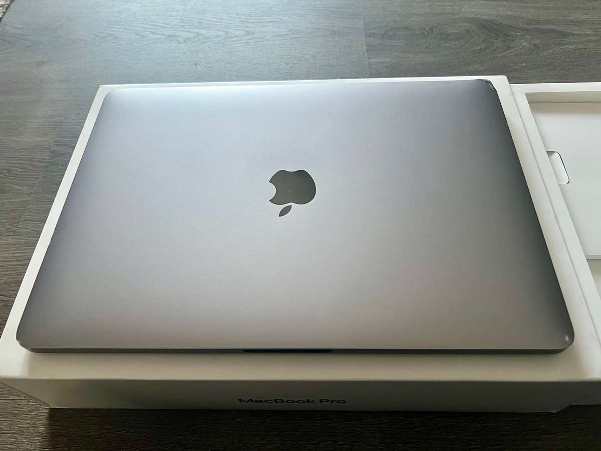 MacBook Pro 13 M1 16GB 256GB Boxed with charger A2338