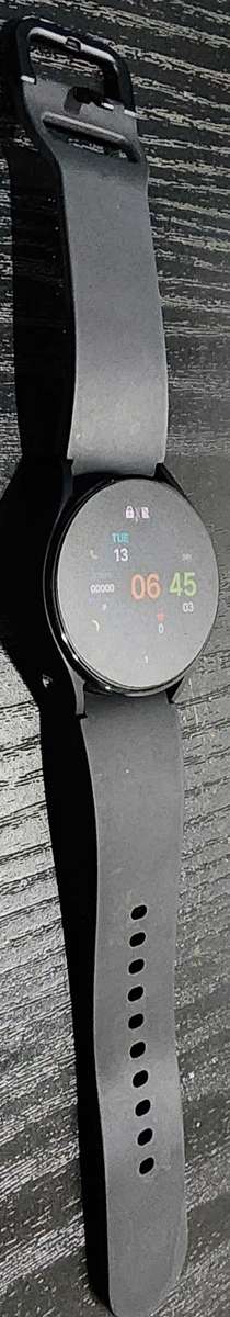 Samsung Watch 5 40MM Bluetooth Varient[Battery Doesn`t Seem To Last Long/But Last Couple Hours]