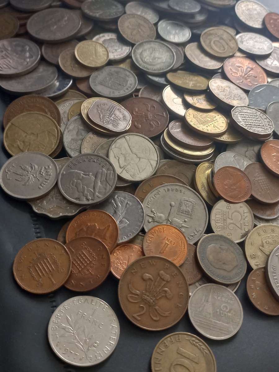 275 Mixed coins in Mari biscuit tin. Large variety