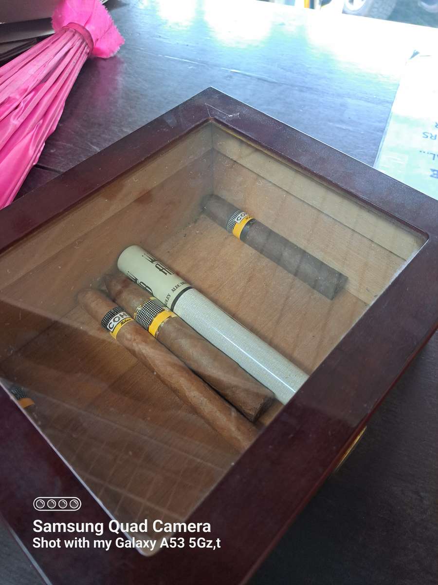 Ciigar humidor. box