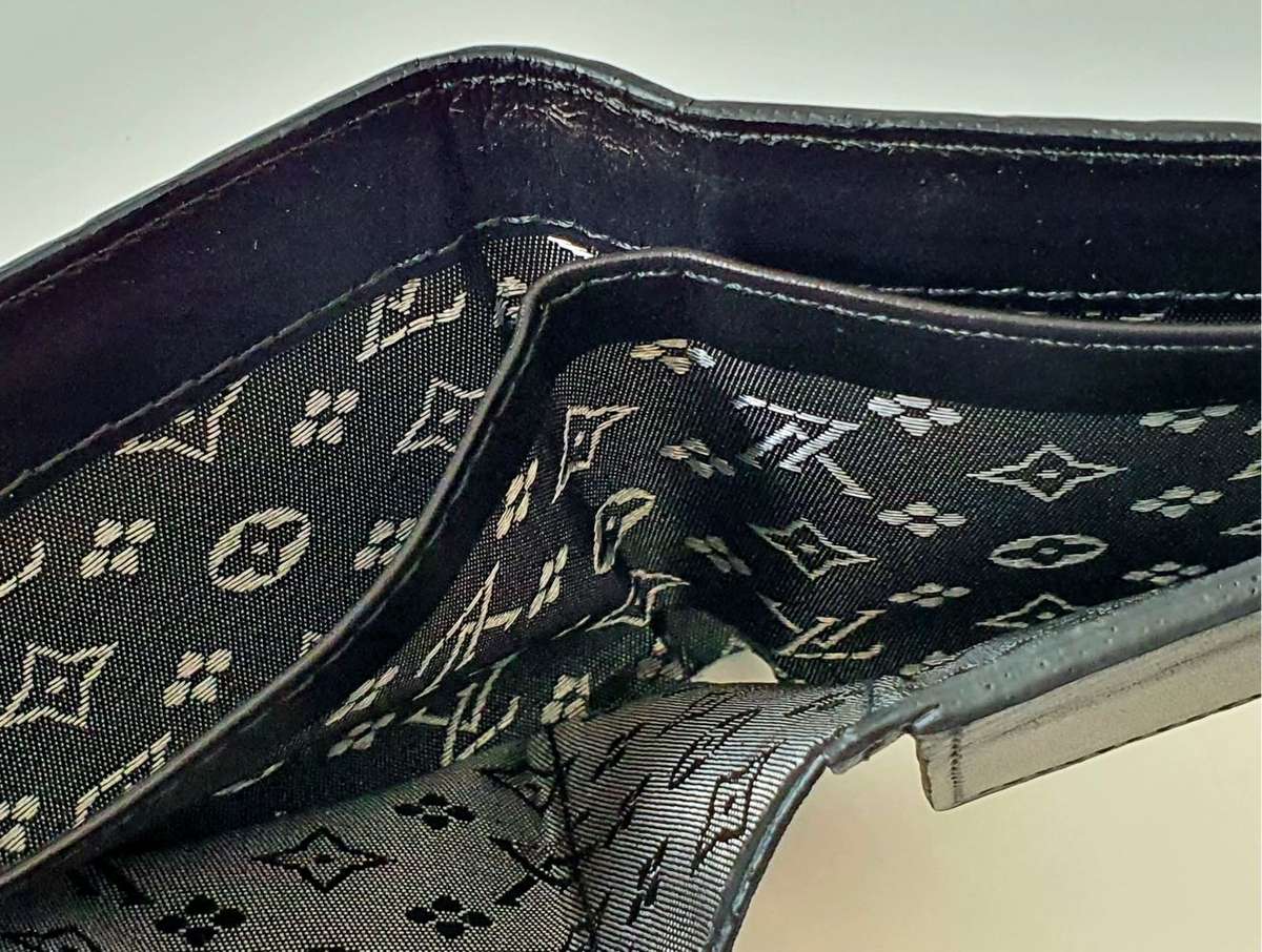 BLACK LOUIS VUITTON BRANDED LEATHER LIKE WALLET