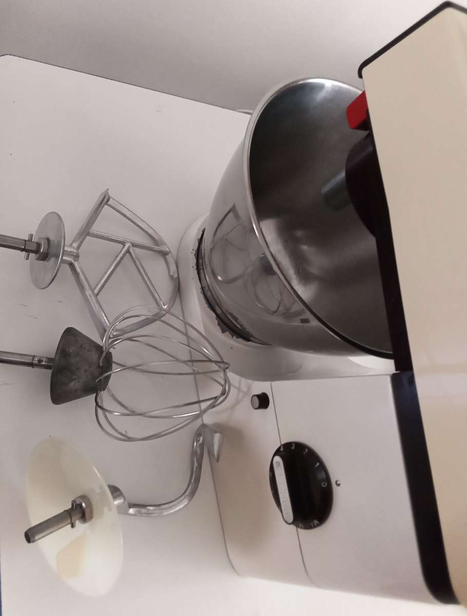 KENWOOD A901 MIXER WITH LIQUIDIZER.BRAND NEW MOTOR. EXCELLENT WORKING CONDITION.