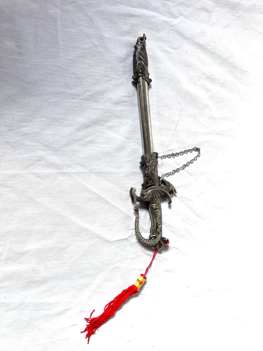 Dagger ornamental dragon