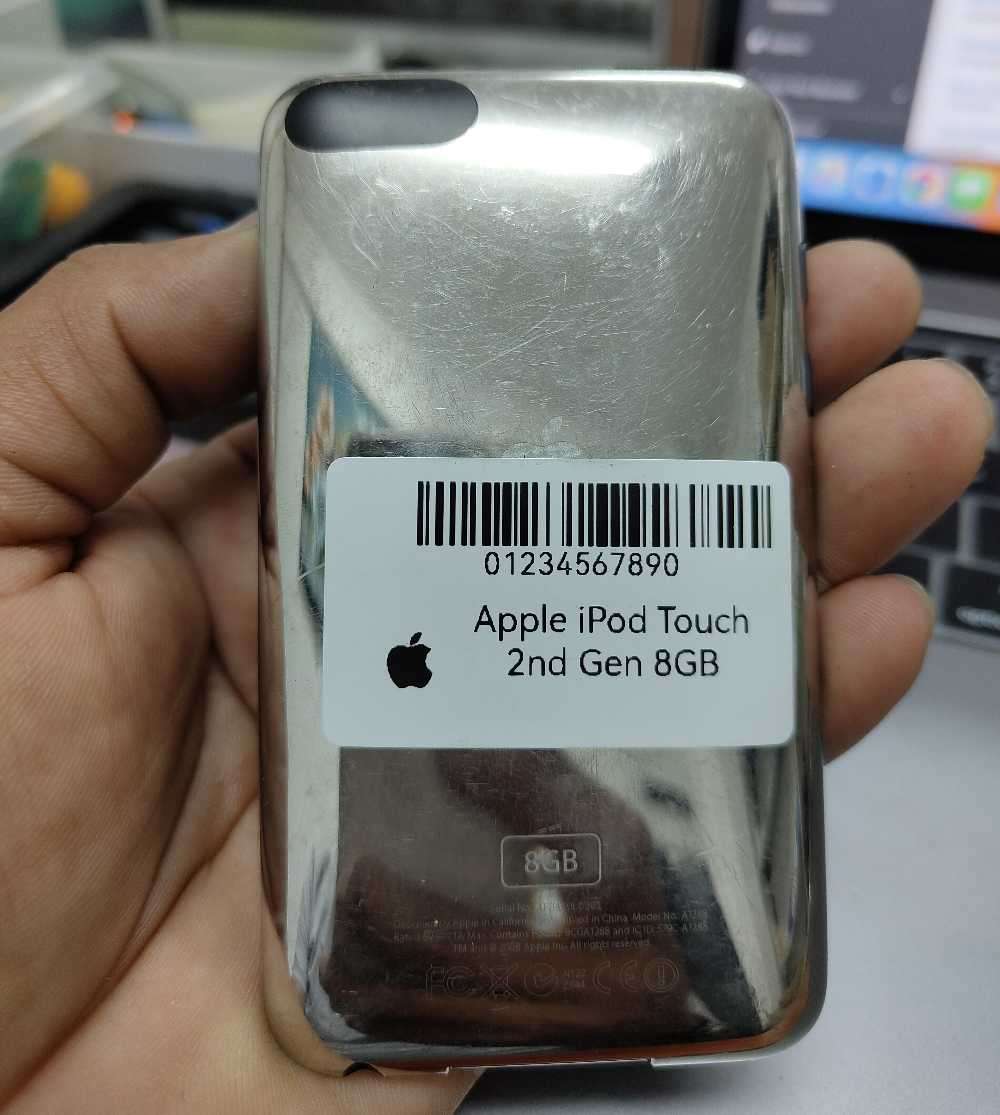 Apple iPod Touch 2nd Gen 8GB Silver (pre owned)