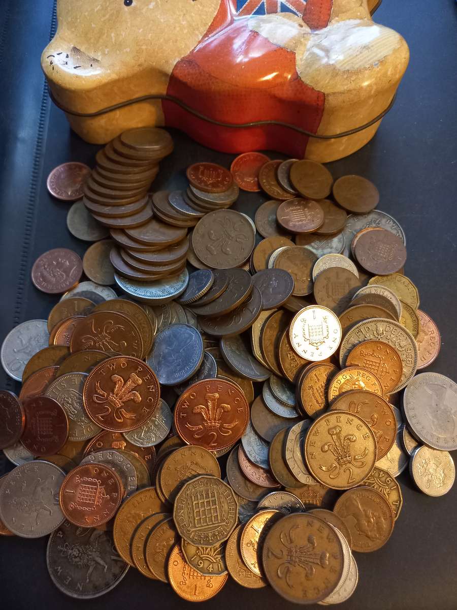 190 Mixed UK Coins in Vintage British Sweets Tin