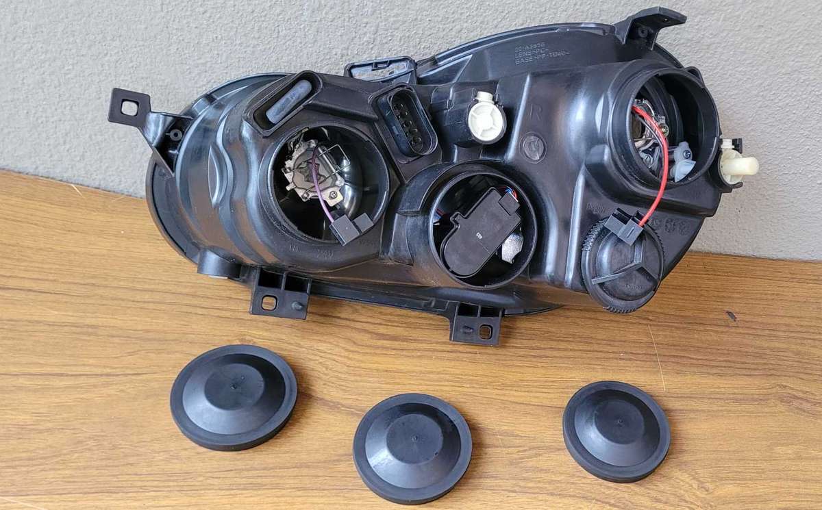 VW Polo Right Head Light (PRACTICALLY UNUSED)