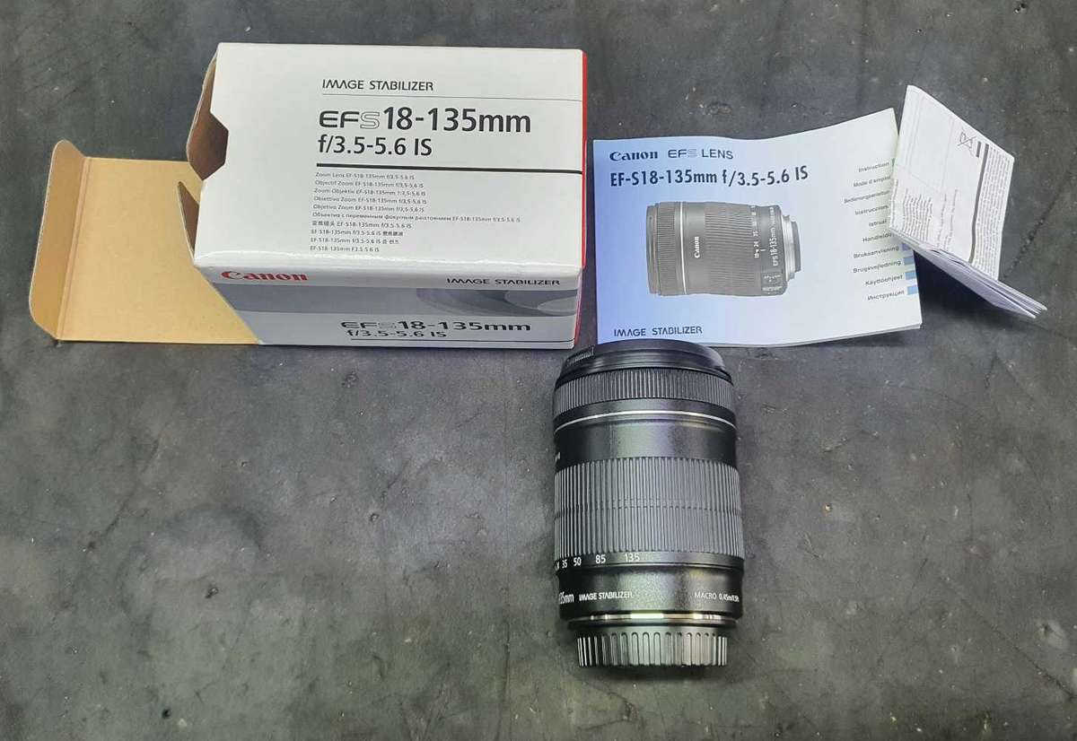 Canon EOS 18-135mm f/3.5-5.6 is lens