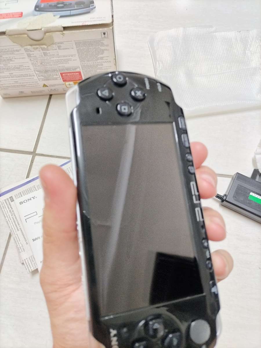 Sony Psp 3000 piano black boxed in mint condition