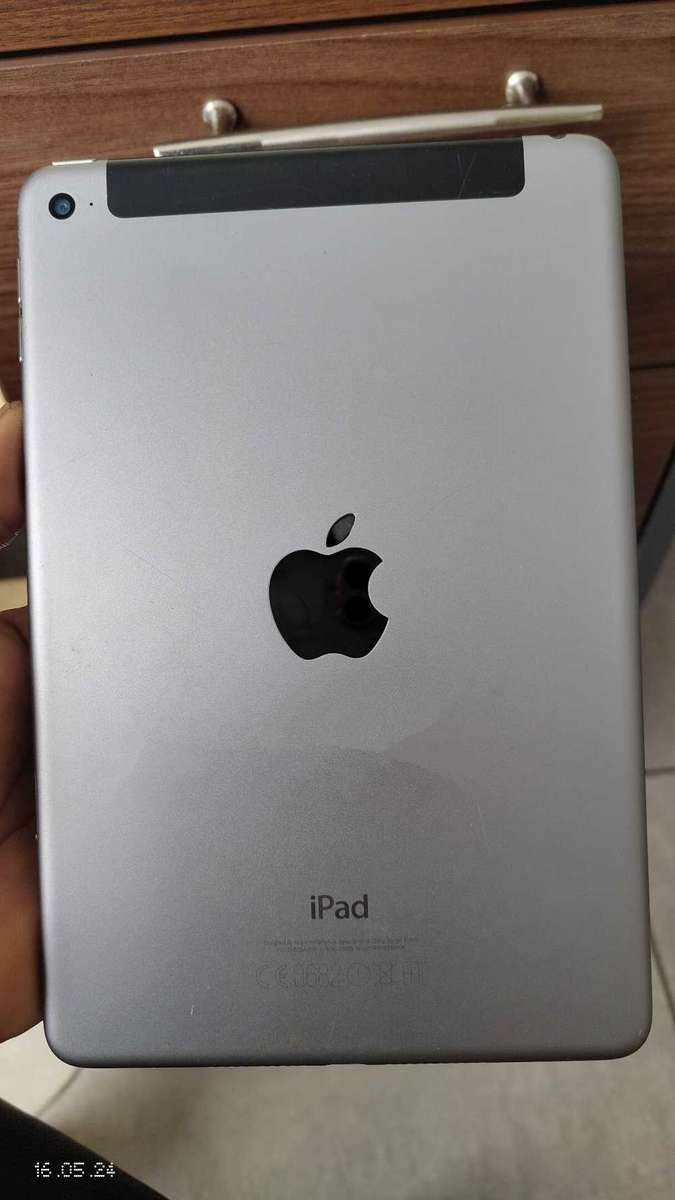 iPad mini 4 64GB cellular+ wifi silver (Cracked touch){Pre Owned}