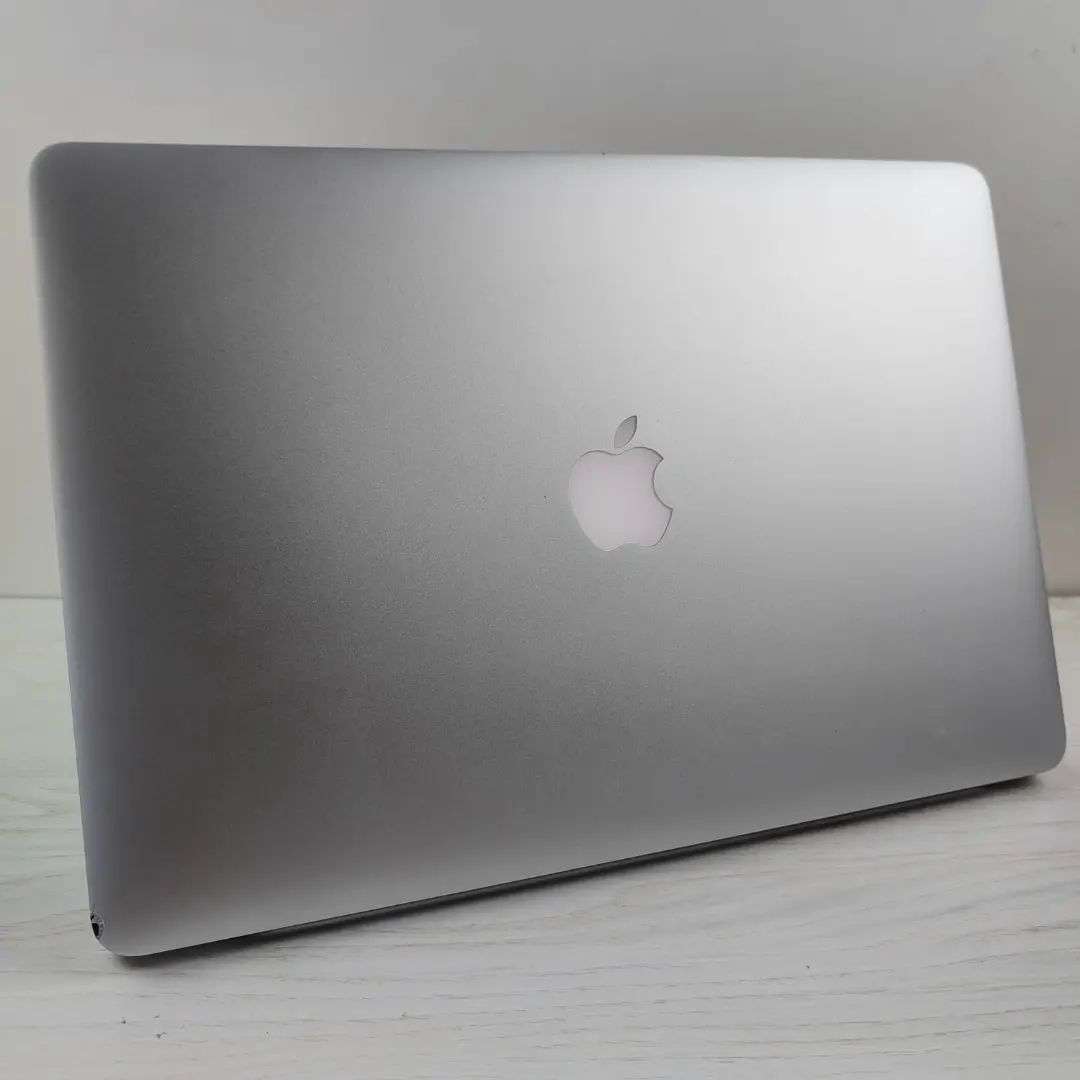 Apple macbook pro 15 inch Retina Display 2015 Model Quad core i7