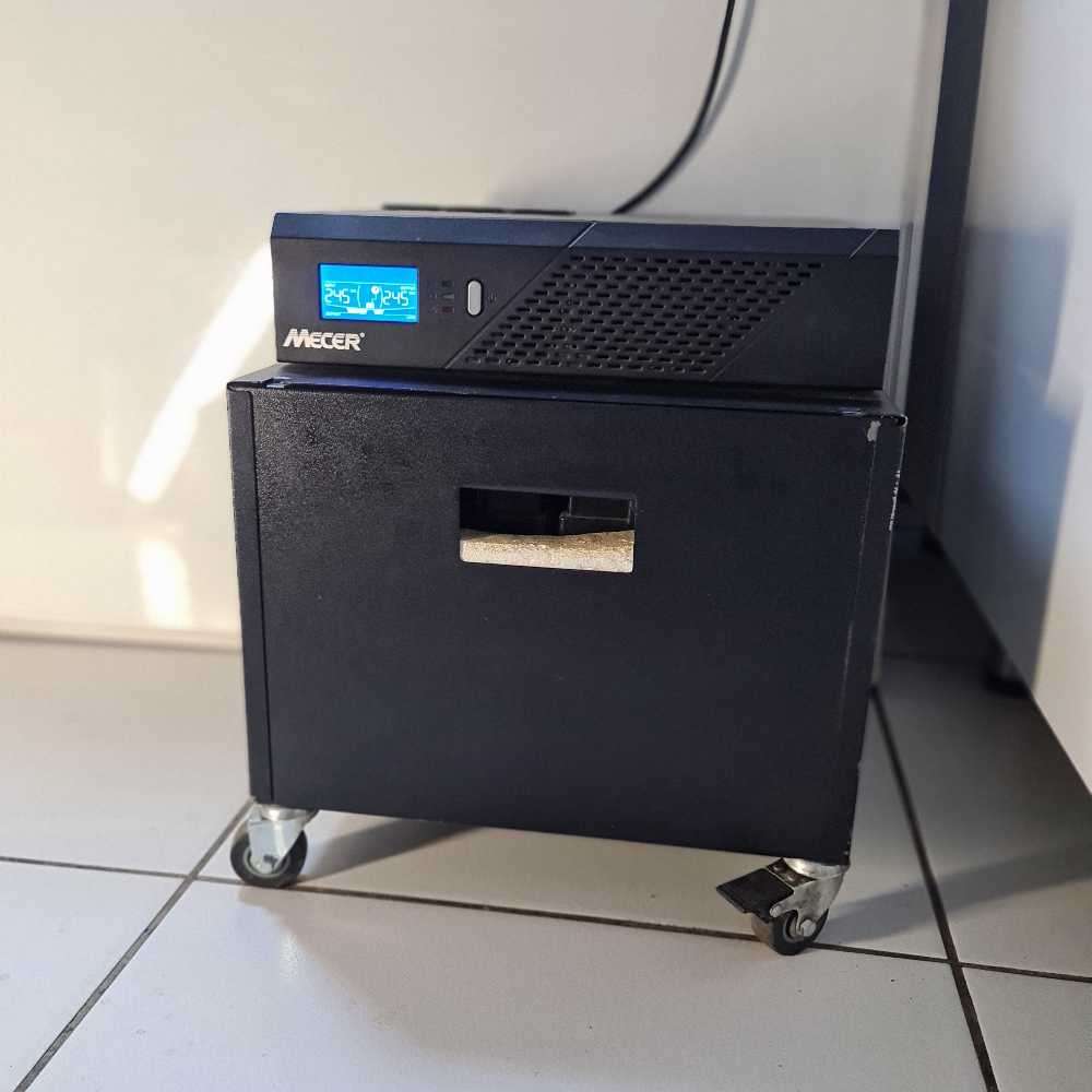coming with 2 x 12v batteries. MECER power backup. MODEL: LOBO 1200/IVR-1200LBKS