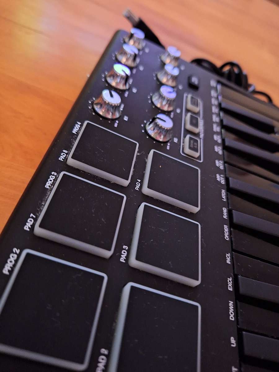 AKAI PRO MPK mini 1 audio midi controller (Black edition)