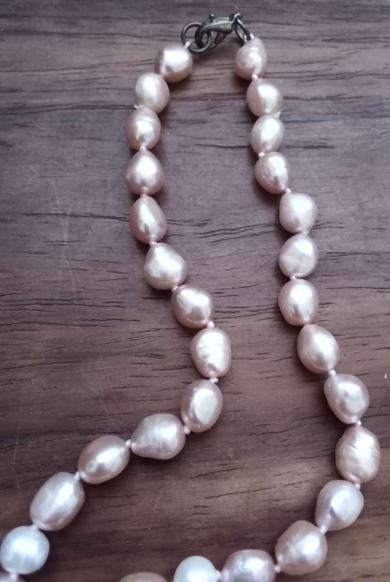 Pink Freshwater Pearl Necklace. New. Knotted. Lenght 43cm.