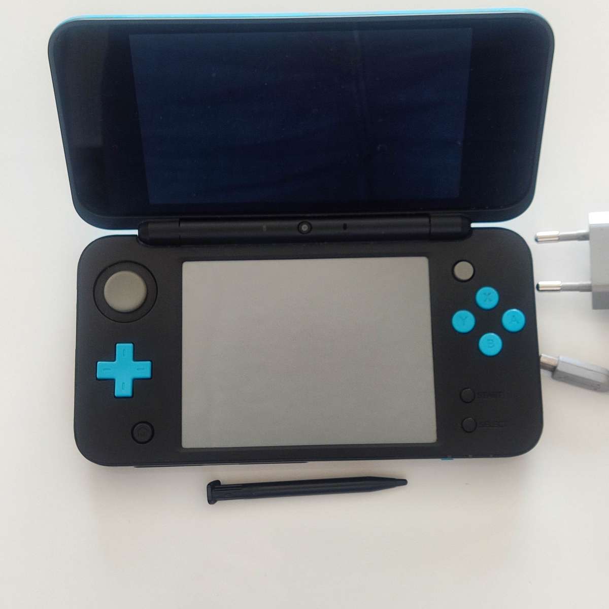 `New` Nintendo 2ds xl console with original charger and stylus, memory card included