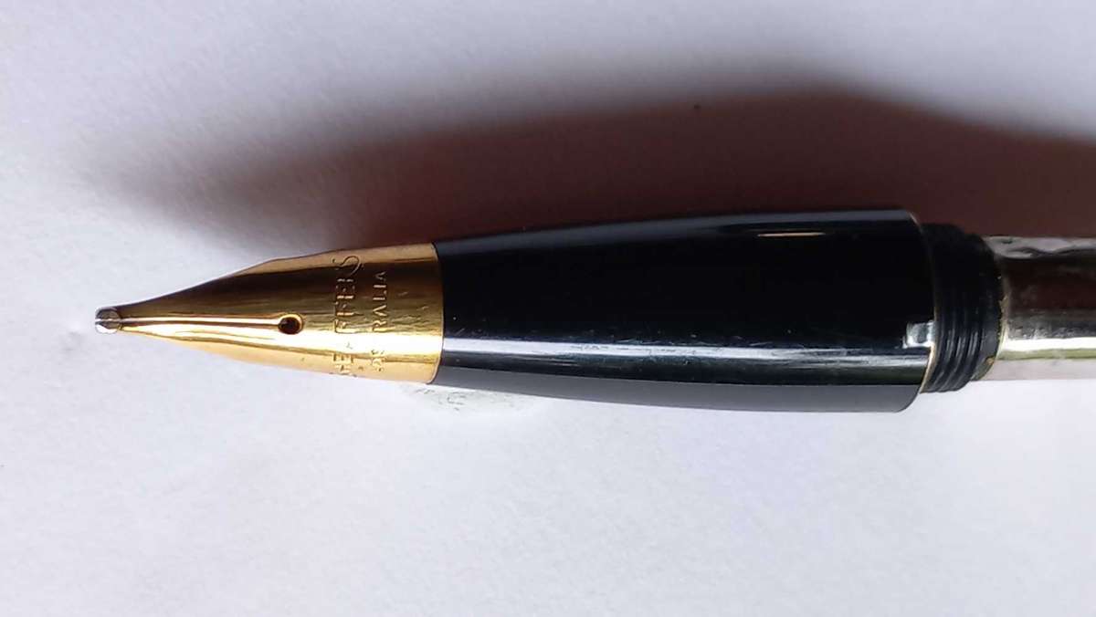 Vintage Sheaffer fountain pen- white dot