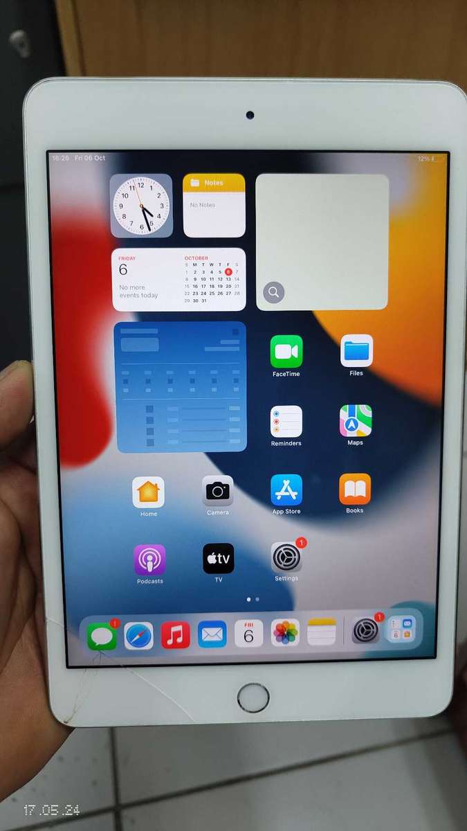 iPad mini 4 128GB Silver wifi only ( cracked Touch) {Pre owned}