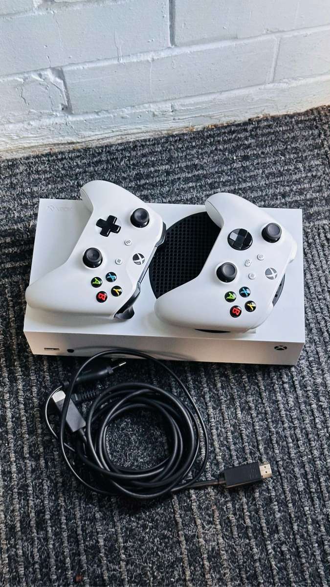 XBOX SERIES S 512GB + 2x Controllers
