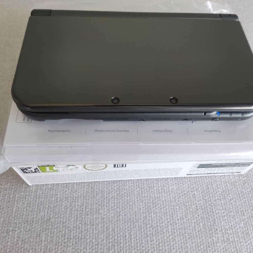 `New` Nintendo 3ds xl console with box +original charger +games (e-shop)