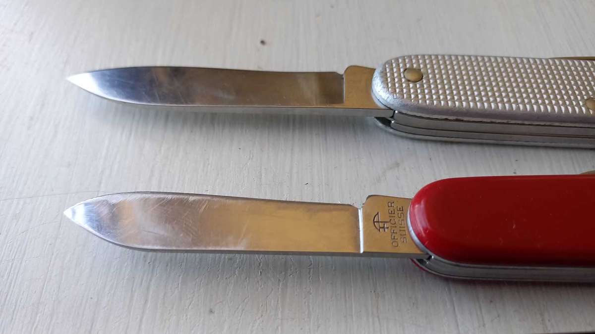 Knife collection border war Era Victorinoxes