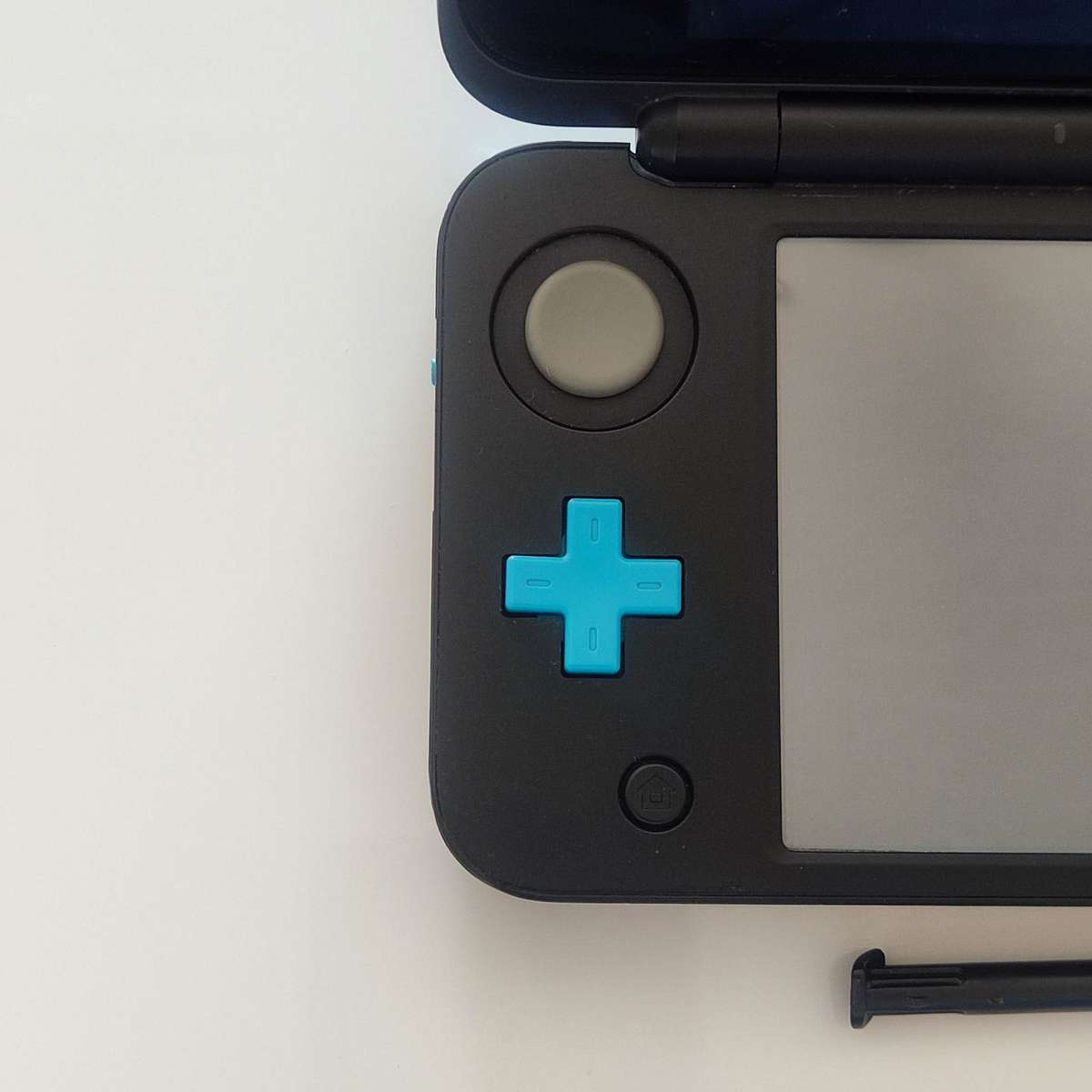 `New` Nintendo 2ds xl console with original charger and stylus, memory card included