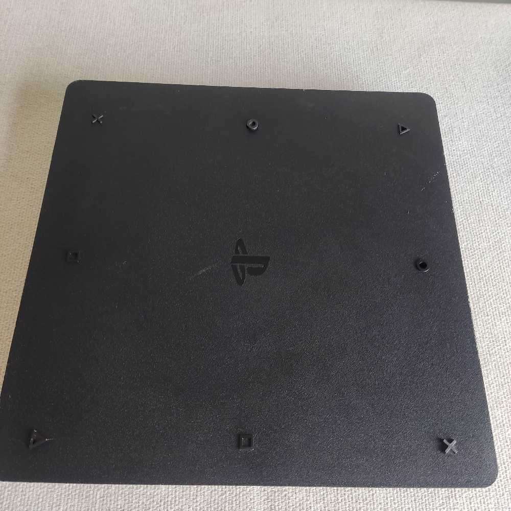 Playstation 4 Slim 1Tb +2 controllers  plus One game